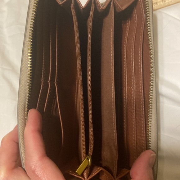 Fossil Genuine Leather Shoulder or Crossbody Style Bag, EUC bonus Wallet 2 pc - Picture 9 of 10